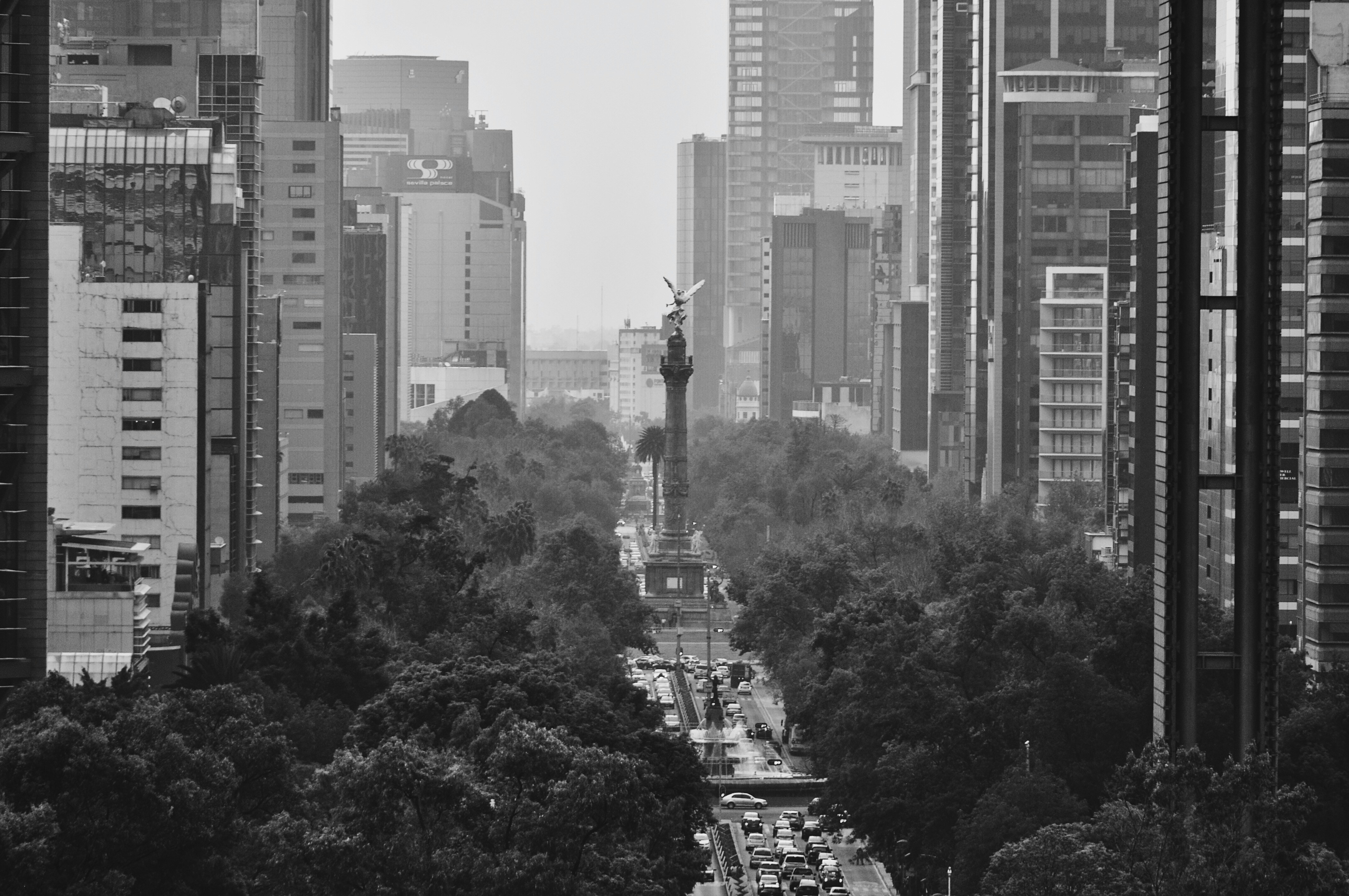 Vista aérea del distrito financiero de la Ciudad de México, mostrando modernos rascacielos incluyendo la Torre BBVA, representando el entorno empresarial donde opera IHL Partners